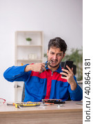 Young male repairman repairing computer. Стоковое фото, фотограф Elnur / Фотобанк Лори