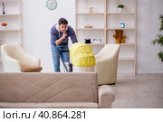 Young man looking after newborn at home. Стоковое фото, фотограф Elnur / Фотобанк Лори