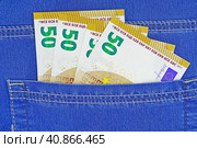 Купюры евро в кармане джинсов. Euro banknotes in blue jeans back pocket. Стоковое фото, фотограф Татьяна Д / Фотобанк Лори