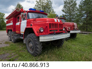 Пожарный автомобиль  АЦ 3,0-40 (Амур-531320) на базе автомобиля ЗиЛ-131 крупным планом облачным июльским днем (2023 год). Редакционное фото, фотограф Виктор Карасев / Фотобанк Лори