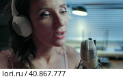 A beautiful brunette woman blogs and broadcasts live from her home video studio. Стоковое видео, видеограф Анатолий Типляшин / Фотобанк Лори