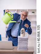 Old male employee in remuneration concept. Стоковое фото, фотограф Elnur / Фотобанк Лори