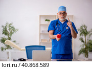Old male doctor cardiologist working in the clinic. Стоковое фото, фотограф Elnur / Фотобанк Лори