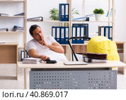 Young male employee looking after newborn at workplace. Стоковое фото, фотограф Elnur / Фотобанк Лори