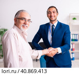 Financial advisor giving retirement advice to old man. Стоковое фото, фотограф Elnur / Фотобанк Лори