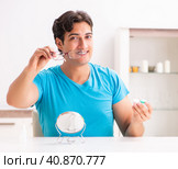 Man trying contact lenses at home. Стоковое фото, фотограф Elnur / Фотобанк Лори