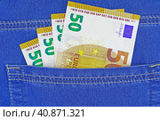 Купюры евро в кармане джинсов. Euro banknotes in blue jeans back pocket. Стоковое фото, фотограф Татьяна Д / Фотобанк Лори