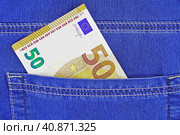 Купюры евро в кармане джинсов. Euro banknotes in blue jeans back pocket. Стоковое фото, фотограф Татьяна Д / Фотобанк Лори