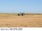 Средняя Ахтуба, Волгоградская область, Россия.  Степной Пейзаж, водовоз, старый автомобиль на шасси ЗИЛ-131, с цистерной, наполненной питьевой водой, движется по выжженной солнцем степи. (2021 год). Редакционное фото, фотограф Андрей Цыганков / Фотобанк Лори