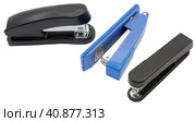 Канцелярские степлеры на белом фоне. Staplers isolated on a white background. Стоковое фото, фотограф Татьяна Д / Фотобанк Лори