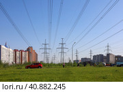 Линии электропередачи у метро Девяткино в Мурино (2023 год). Редакционное фото, фотограф Евгения Колодкина / Фотобанк Лори