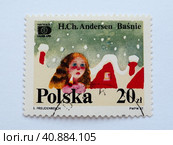 Postage stamp Girl with matches Hans Christian Andersen Tales and fables 20 PLN with postmark E.Freudenreich PWPW 87 HAFNIA 87 Denmark Poland. A girl with matches in the winter. Red roofs (2021 год). Редакционное фото, фотограф Юлия Петровская / Фотобанк Лори