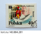 Postage stamp Steadfast tin soldier Hans Christian Andersen Tales and fables 40 zlotys with postmark E.Freudenreich PWPW 87 HAFNIA 87 Danmark Poland. Soldier in a red coat on a paper boat (2021 год). Редакционное фото, фотограф Юлия Петровская / Фотобанк Лори