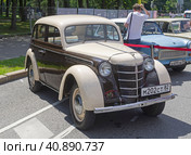 Автомобиль Москвич-401. Городской фестиваль старой автомобильной техники на Воробьевых горах, Москва. (2023 год). Редакционное фото, фотограф Сергей Рыбин / Фотобанк Лори