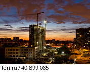 Вид на строящийся жилой дом. Закат. Лето. Москва (2023 год). Редакционное фото, фотограф E. O. / Фотобанк Лори