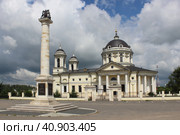 Мемориал дворянскому роду Бибиковых перед церковью Сошествия Святого Духа в селе Шкинь. Московская область, Коломенский район (2023 год). Редакционное фото, фотограф Елена Орлова / Фотобанк Лори