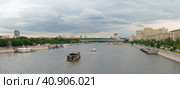 Moscow, Russia - June 17, 2022: Cityscape in the hot summer day.  The Gorky Park, Academy of Sciences, Andreevsky (Pushkinsky) pedestrian bridge, touristic boats floatng on the Moskva river. Редакционное фото, фотограф YuryKara / Фотобанк Лори