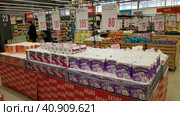 Toilet paper for sale in a supermarket during the coronavirus epidemic (2020 год). Редакционное фото, фотограф Анна Кривицкая / Фотобанк Лори