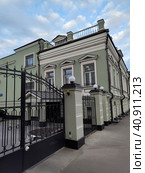 Усадьба Бухвостовых в Москве по адресу 2-й Зачатьевский переулок, 5/23. Старинное здание в центре столицы. Улицы города теплым летним днем. Москва, Россия, 26 июня 2023. The Bukhvostov estate in Moscow at the address 2nd Zachatievsky Lane, 5/23. An old building in the center of the capital. The streets of the city on a warm summer day. Moscow, Russia, June 26, 2023. Редакционное фото, фотограф Ирина / Фотобанк Лори