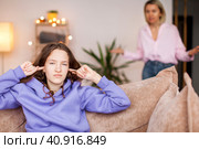 Mom swears at her daughter at home. Стоковое фото, фотограф Гладских Татьяна / Фотобанк Лори