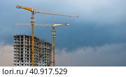 Строящийся жилой дом. Свинцовые тучи перед дождем. Москва. Россия (2023 год). Редакционное фото, фотограф E. O. / Фотобанк Лори