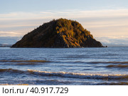 Красивый утренний морской пейзаж. Вид на море и небольшой остров. Осенний сезон. Природа Дальнего Востока России. Остров Вдовушка, бухта Веселая, Охотское море, Магаданская область, Россия. Стоковое фото, фотограф Андрей Степанов / Фотобанк Лори