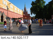 Пожилые люди танцуют в Александровском саду под звуки духового оркестра. Город Москва (2011 год). Редакционное фото, фотограф lana1501 / Фотобанк Лори