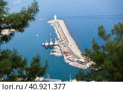 Волнорез с пришвартованными катерами в акватории порта Алании. Турция (2020 год). Стоковое фото, фотограф Кекяляйнен Андрей / Фотобанк Лори