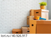 Close up of moving carton boxes in an empty room. Стоковое фото, фотограф Сергей Толмачёв / Фотобанк Лори