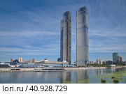 Вид на Краснопресненскую набережную и жилой комплекс Capital Towers в Москве, Россия (2022 год). Редакционное фото, фотограф Елена Коромыслова / Фотобанк Лори