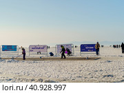 Керлинг на льду эмалированными чайниками. Владивосток, Россия (2021 год). Редакционное фото, фотограф Виктория Кольцова / Фотобанк Лори