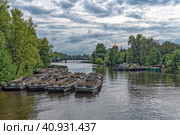 Несамоходные грунтоотвозные шаланды НШ на реке Екатерингофке в городе Санкт-Петербурге (2023 год). Редакционное фото, фотограф Румянцева Наталия / Фотобанк Лори