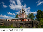 Тверская область. Осташков. Собор Троицы Живоначальной. Церковь за забором (2023 год). Редакционное фото, фотограф Литвяк Игорь / Фотобанк Лори