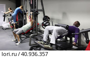 Athletic african man doing press at the sport gym. Стоковое видео, видеограф Яков Филимонов / Фотобанк Лори