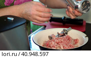 Kitchen. A woman's hands disassembling an electric meat grinder after cooking minced meat. Close-up shooting. Стоковое видео, видеограф Сергей Медведев / Фотобанк Лори