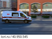 Машина скорой помощи спешит на вызов (2023 год). Редакционное фото, фотограф Константин Галактионов / Фотобанк Лори