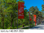 Alley of the Immortal Regiment on Sapun Mountain in the Hero City Sevastopol, Crimea (2021 год). Редакционное фото, фотограф Анна Кривицкая / Фотобанк Лори