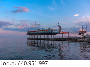 Yalta restaurant orange in the evening (2021 год). Редакционное фото, фотограф Анна Кривицкая / Фотобанк Лори