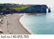 Вид на пляж, море и утёс в Этрета (Falaise d'Aval), Нормандия, Франция (2014 год). Редакционное фото, фотограф Юрий Сахаров / Фотобанк Лори