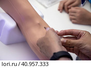 Женщина учится делать забор крови из вены шприцем на манекене в городе Москве, Россия. Стоковое фото, фотограф Николай Винокуров / Фотобанк Лори