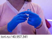 Женщина готовит шприц к уколу. Стоковое фото, фотограф Николай Винокуров / Фотобанк Лори