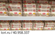 Shelves with butter in a supermarket (2020 год). Редакционное фото, фотограф Анна Кривицкая / Фотобанк Лори