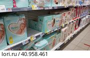 Pampers for children on a shelf in a supermarket (2020 год). Редакционное фото, фотограф Анна Кривицкая / Фотобанк Лори
