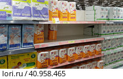 Pampers for children on a shelf in a supermarket (2020 год). Редакционное фото, фотограф Анна Кривицкая / Фотобанк Лори