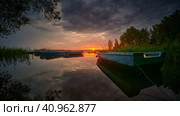 Лодка на воде на фоне заката. Стоковое фото, фотограф Юрий Щукин / Фотобанк Лори
