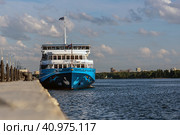 Речной круизный теплоход у пристани. Северный речной вокзал. Москва. (2023 год). Редакционное фото, фотограф Свитич Олег / Фотобанк Лори