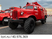 Пожарный  автомобиль на базе советского грузовика ЗИЛ-157 на Дворцовой площади. Празднование 220-летия пожарной охраны Санкт-Петербурга (2023 год). Редакционное фото, фотограф Виктор Карасев / Фотобанк Лори