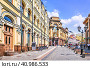 Улица Кузнецкий мост и Московский Международный банк, Москва (2023 год). Редакционное фото, фотограф Baturina Yuliya / Фотобанк Лори