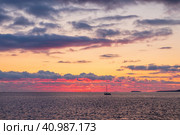 Красивый морской пейзаж на закате. Вид на море и облака на закате. Вечерний пейзаж с яхтой. Активный отдых и путешествия. Отлично подходит для фона. Стоковое фото, фотограф Андрей Степанов / Фотобанк Лори