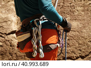 Человек скалолаз в снаряжении держит веревку. Вид сзади. Стоковое фото, фотограф Лазебная Юлия / Фотобанк Лори